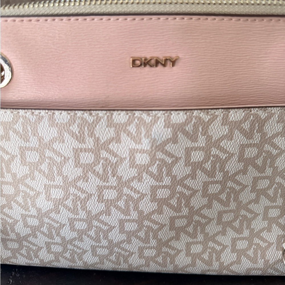 DKNY NWOT Pale Pink and cream Logo
Shoulder Bag Gold Chain Strap, Top Zip - Picture 3 of 9